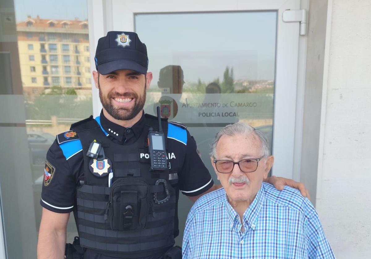 El agente Raúl Fernández junto a José Luis Dávila, el vecino al que salvó la vida en mayo.