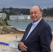 El galardonado Tomás Epeldegui, posa para una fotografía en El Sardinero, en Santander.