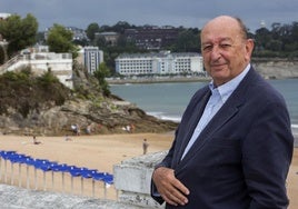 El galardonado Tomás Epeldegui, posa para una fotografía en El Sardinero, en Santander.