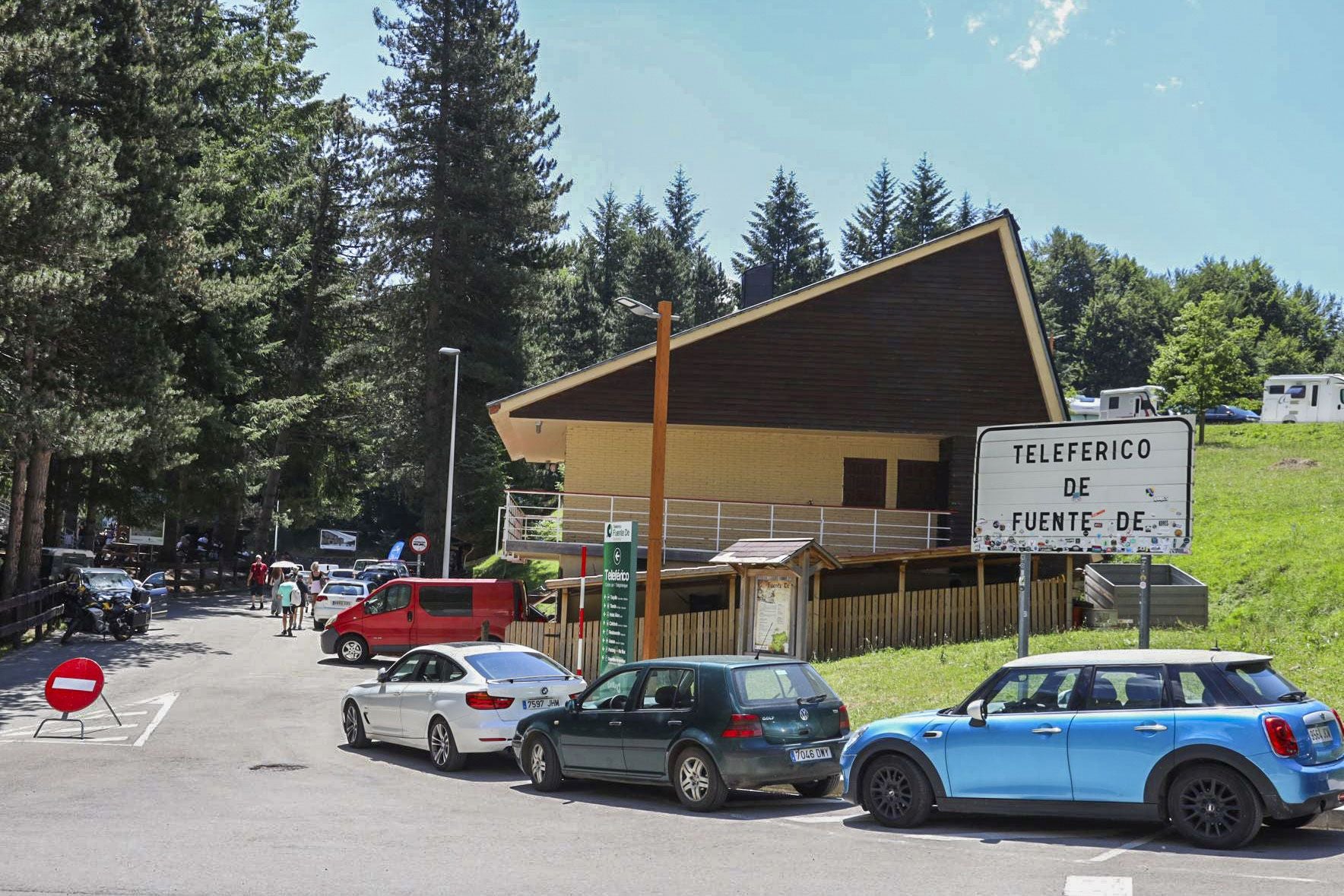 En los entornos de excursiones de montaña también se sufre el exceso de coches.
