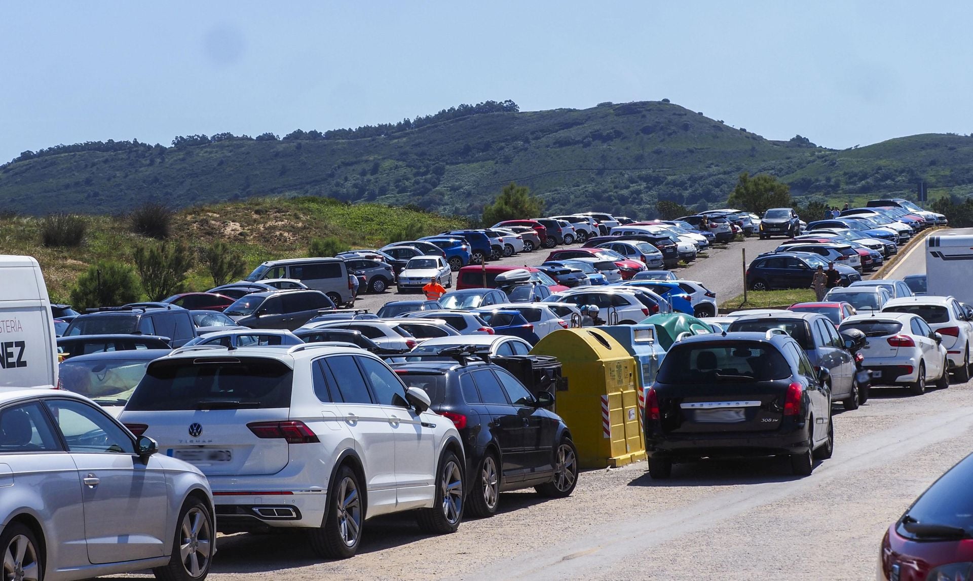 En el aparcamiento de las playas de Valdearenas y Canallave de Liencres había el domingo coches en segunda y tercera fila