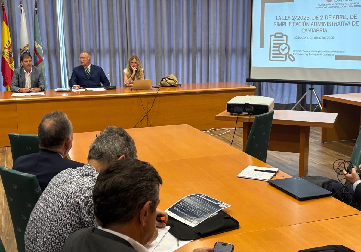 Enrique Conde, Paulino Sánchez y Milagros Estrada durante su intervención en la Universidad.