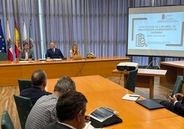 Enrique Conde, Paulino Sánchez y Milagros Estrada durante su intervención en la Universidad.