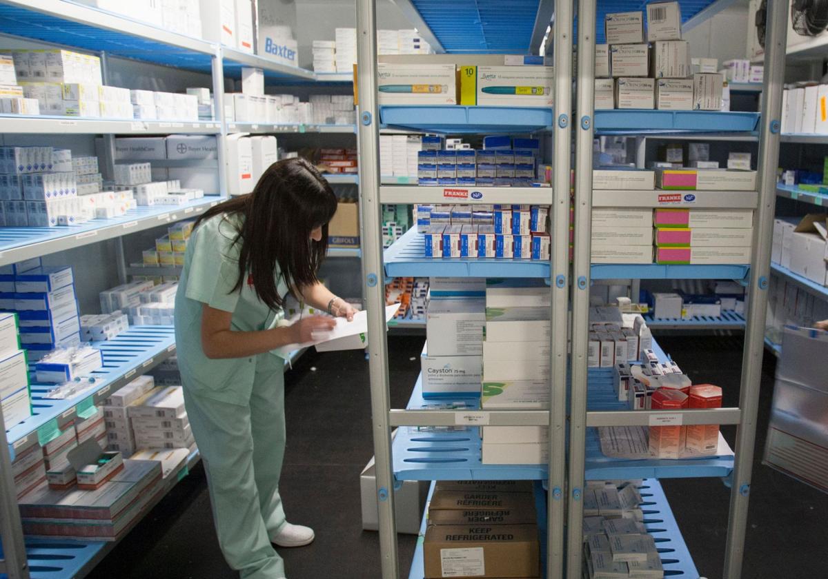 Una trabajadora de Valdecilla repasa el material sanitario y los medicamentos.