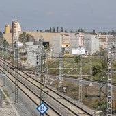 Las columnas que sostendrán la vía del AVE se levantan a escasos metros de las viviendas en la zona norte de Palencia.