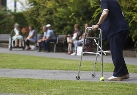 Usuarios de una residencia de la tercera edad en Maliaño.