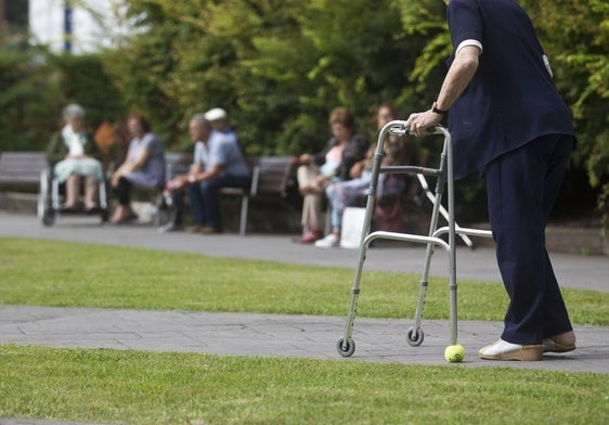 Usuarios de una residencia de la tercera edad en Maliaño.