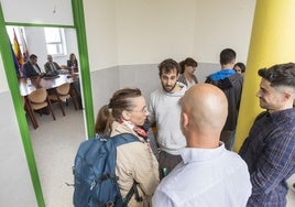 Representantes de la Junta de Personal Docente antes de entrar a una reunión con la Consejería de Educación.