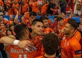 Ángel Fernández y suscompañeros celebran eltercer puesto que lesdevolvía a Europa.