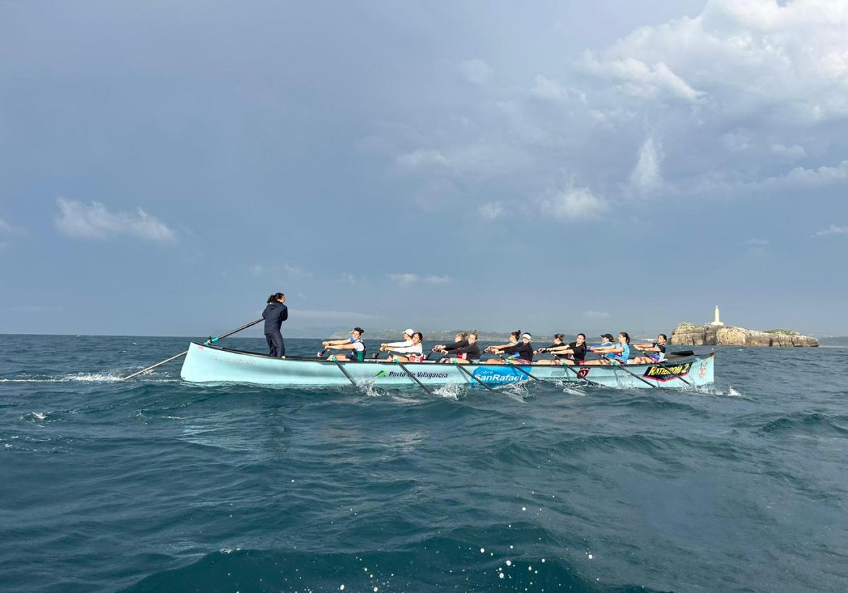 Entrenamiento en Santander a bordo de la trainera de Vilaxoán.
