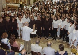 El galardonado, Javier Busto, «maestro de maestros», con una de las corales barquereñas.