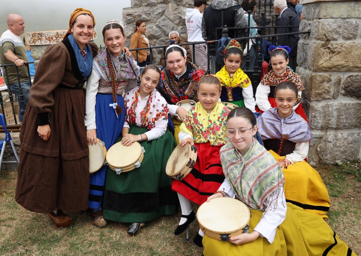 Imagen secundaria 1 - Celebración religiosa en la ermita, niñas y jóvenes del Aula de Cultura Tradicional del Valle de Camaleño, y una de las carreras de la rosca en la pradería de Campomenor
