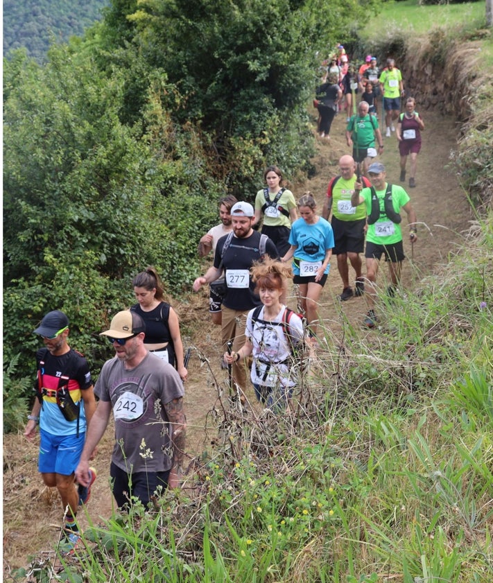 Imagen secundaria 2 - Una de las carreras infantiles, así como numeroso público que sigue las carreras, y un grupo de senderistas realizando la ruta Bajo Picos