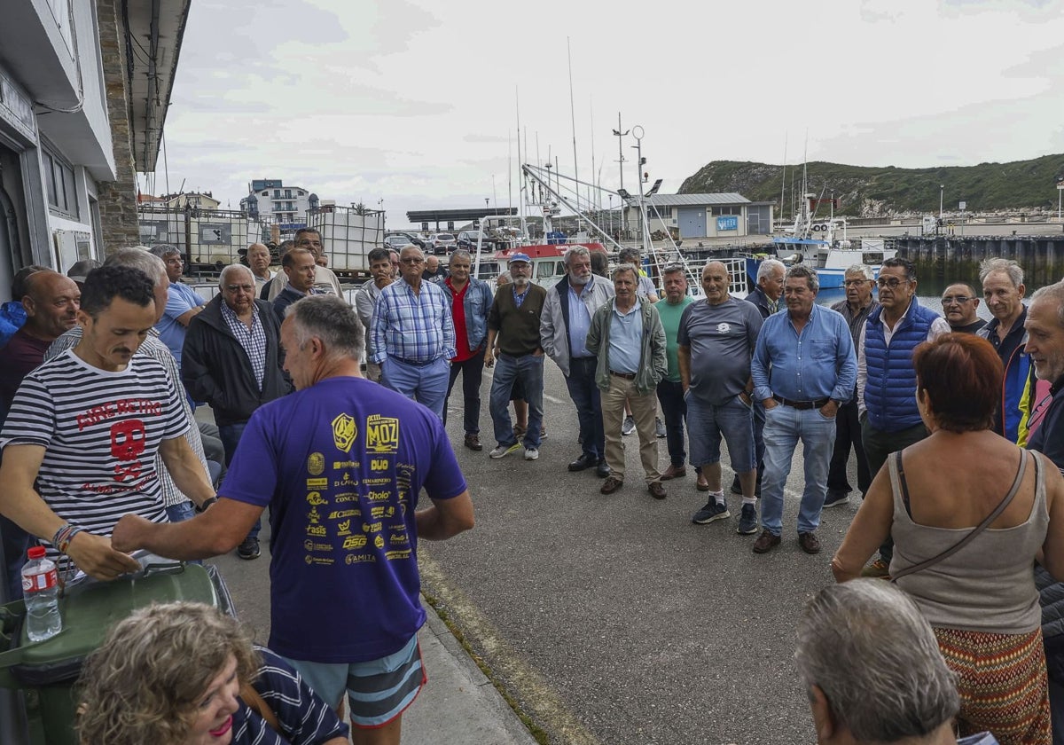 Los pescadores y miembros del Club Náutico reunidos en su sede portuaria.