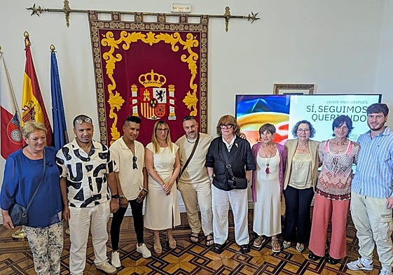 Miembros de asociaciones y activistas por la causa LGTBIQ+ en el acto con la delegada Gómez de Diego.