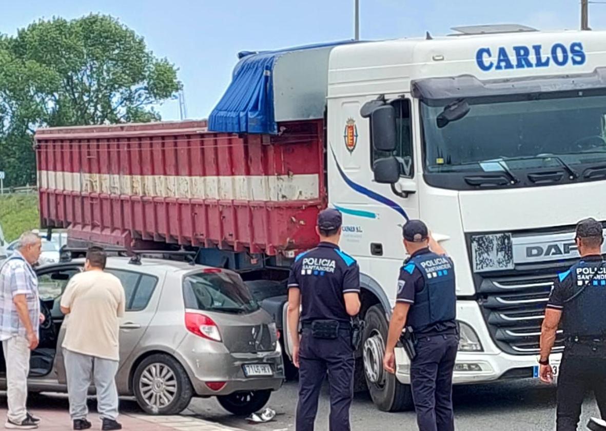 El conductor de un camión, positivo en drogas tras chocar con un coche en Nueva Montaña