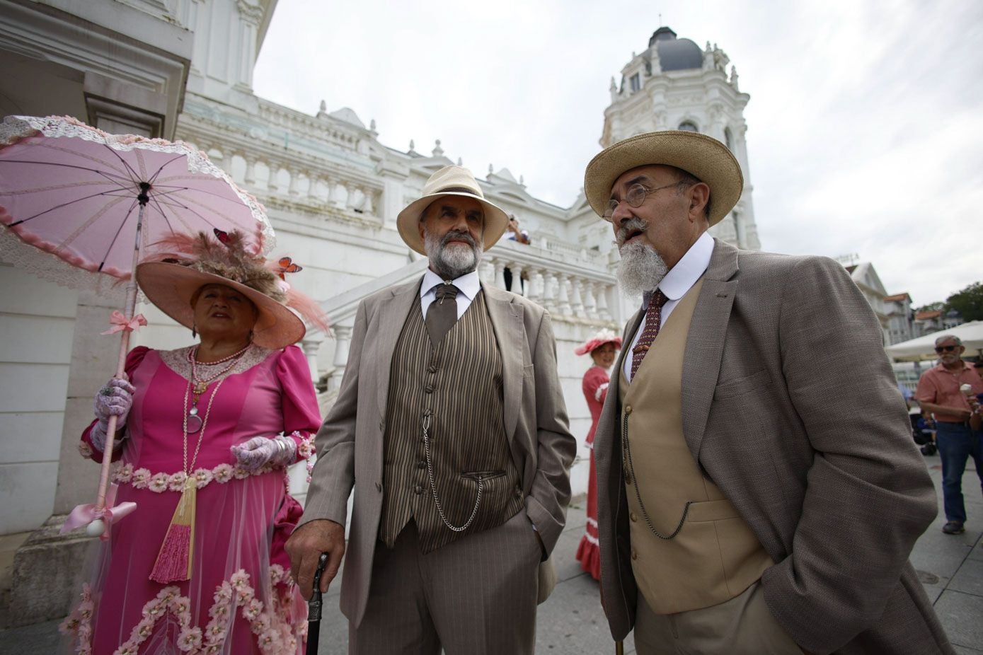 La plaza de Italia se llenó de mujeres y hombres ataviados con sus trajes de época. 