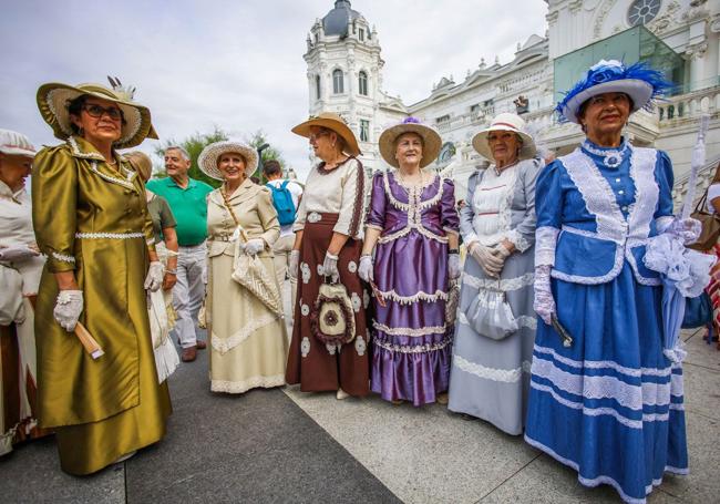 La plaza de Italia se llenó de color en un jornada inaugural en la que ha cambiado la ubicación del evento ya que este año la fiesta se celebra en los Jardines de San Roque, debido a las obras que se están acometiendo en los Jardines de Piquío.