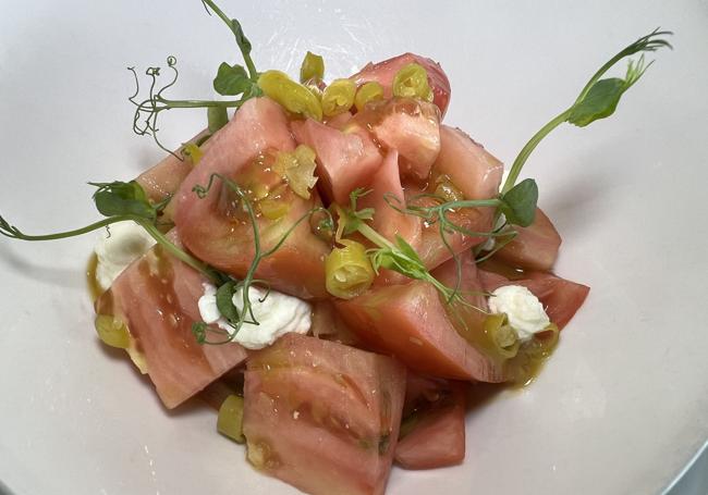 Tomate, vinagreta de mostaza y crema de queso fresco.