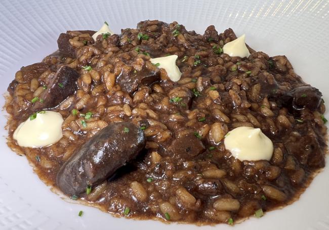 Arroz meloso de setas y hongos con ali oli.