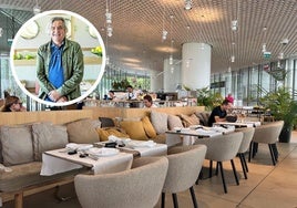 Carlos Crespo es el director de este luminoso café-restaurante.