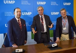 Jorge Schindler, Fernando Schmidt y José Antonio Lisbona, ayer, en el Palacio de La Magdalena.
