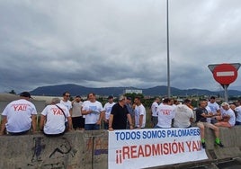 Trabajadores durante la manifestación de este jueves en la rotonda de acceso al complejo de Ferroatlántica.