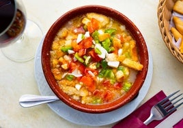 Cojondongo ya emplatado, en vasija de barro.