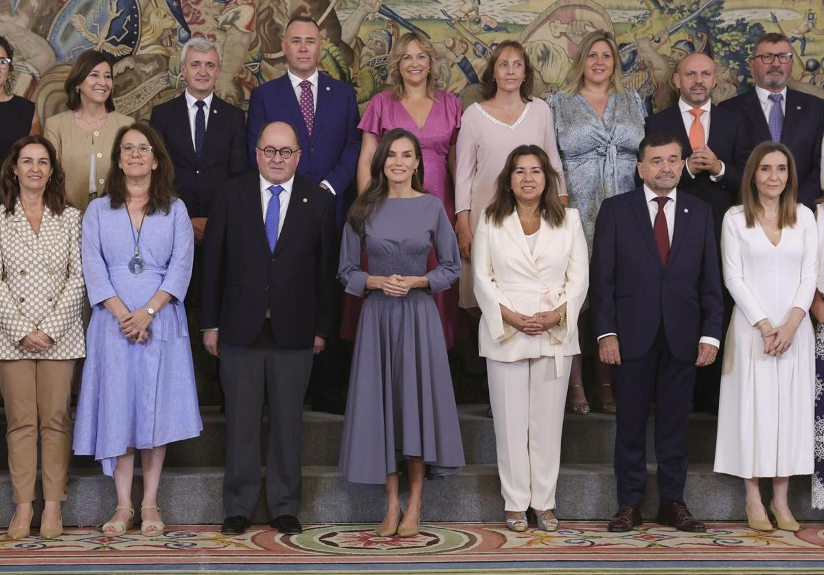La reina Letizia posa junto a las presidencias de Proyecto Hombre; a su izquierda, la representante de Cantabria, Eloísa Velarde