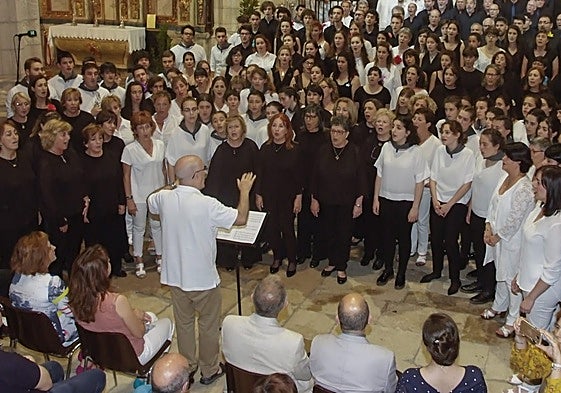 El homenajeado, Javier Busto, dirigiendo a los coros en una edición anterior del Certamen barquereño.