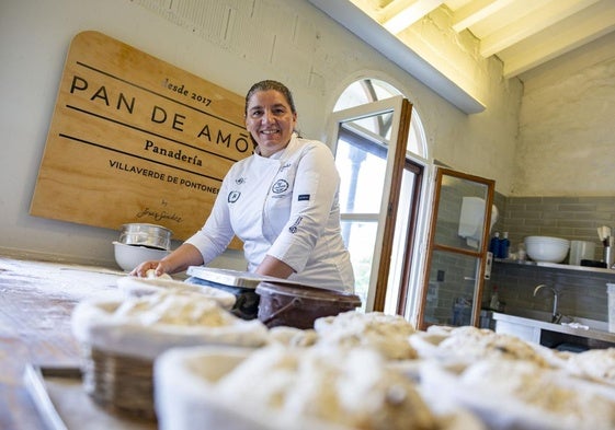 Elisabete Ferreira haciendo pan en El Cenador de Amós.