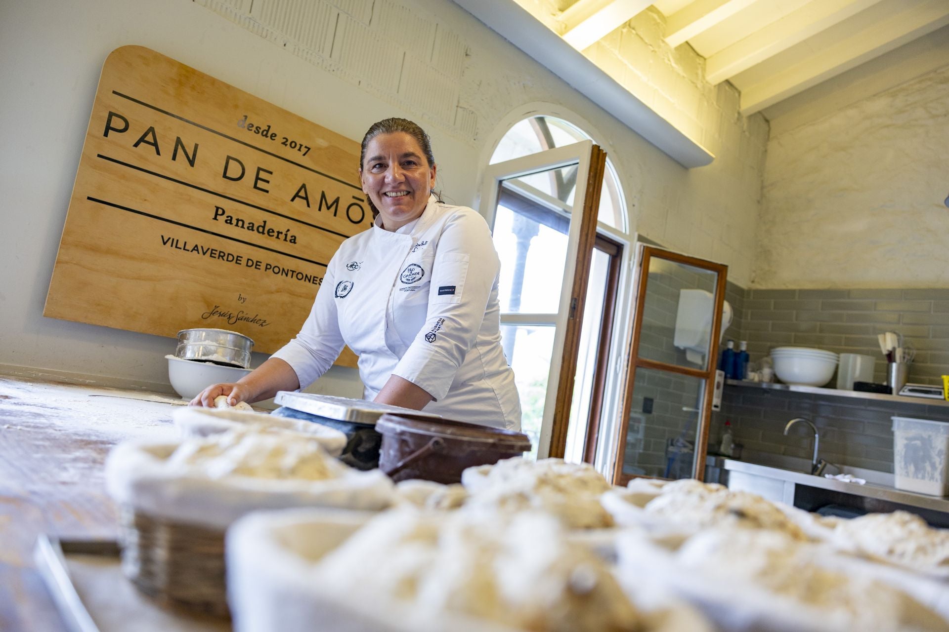 Elisabete Ferreira haciendo pan en El Cenador de Amós.