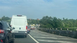 Retención de tráfico por el accidente en la S-10 a la altura del archivo histórico del Banco Santander.
