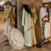 Tres trajes de época confeccionados por María José Mínguez, expuestos en el Hotel Santemar.