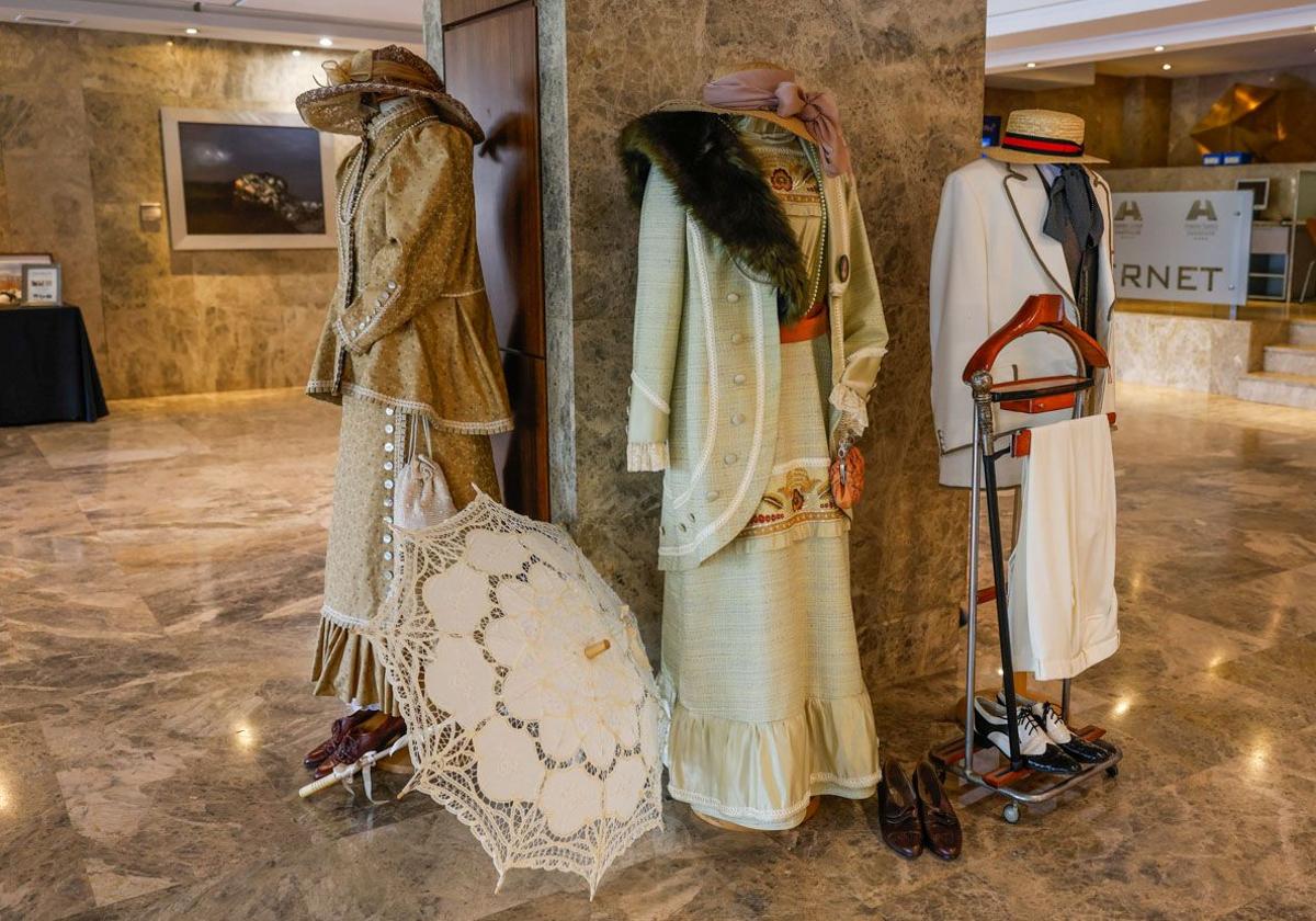 Tres trajes de época confeccionados por María José Mínguez, expuestos en el Hotel Santemar.