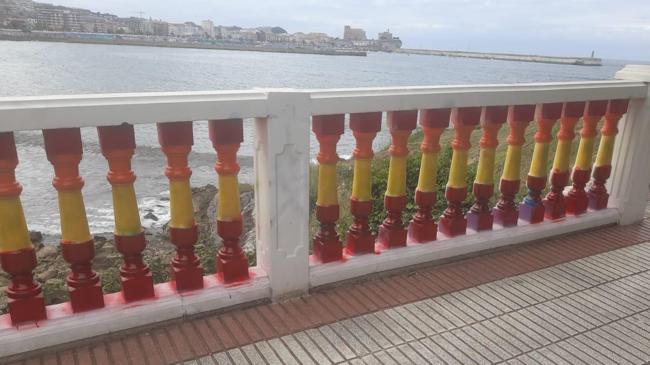 Imagen después - Nuevos actos vandálicos al símbolo LGTBI de Castro: pintan la bandera española sobre el arcoíris
