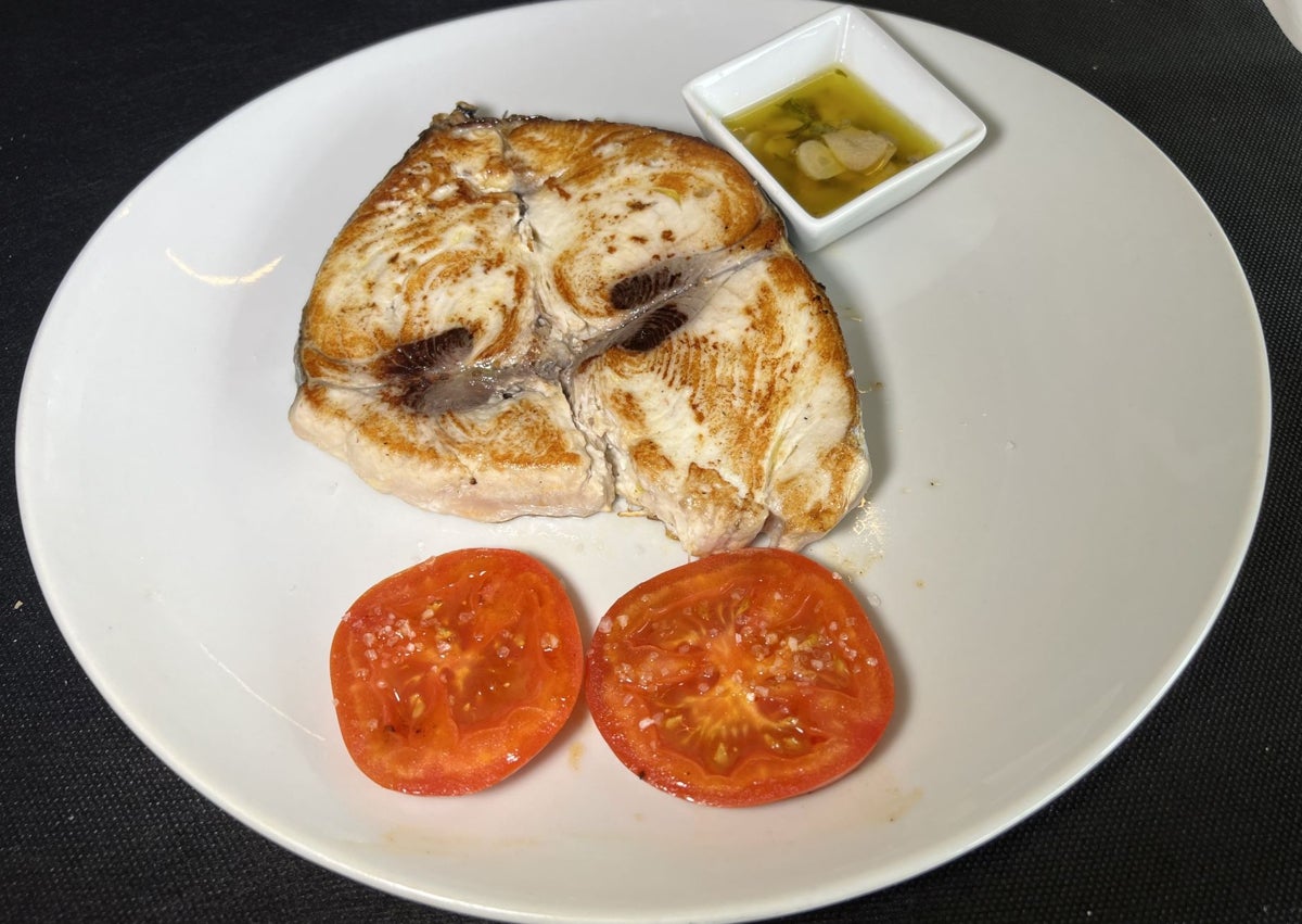 Imagen secundaria 1 - Tomate aliñado, espectacular en presencia y sabor; rueda de bonito a la plancha y tarta de queso horneada con confitura de arándanos.