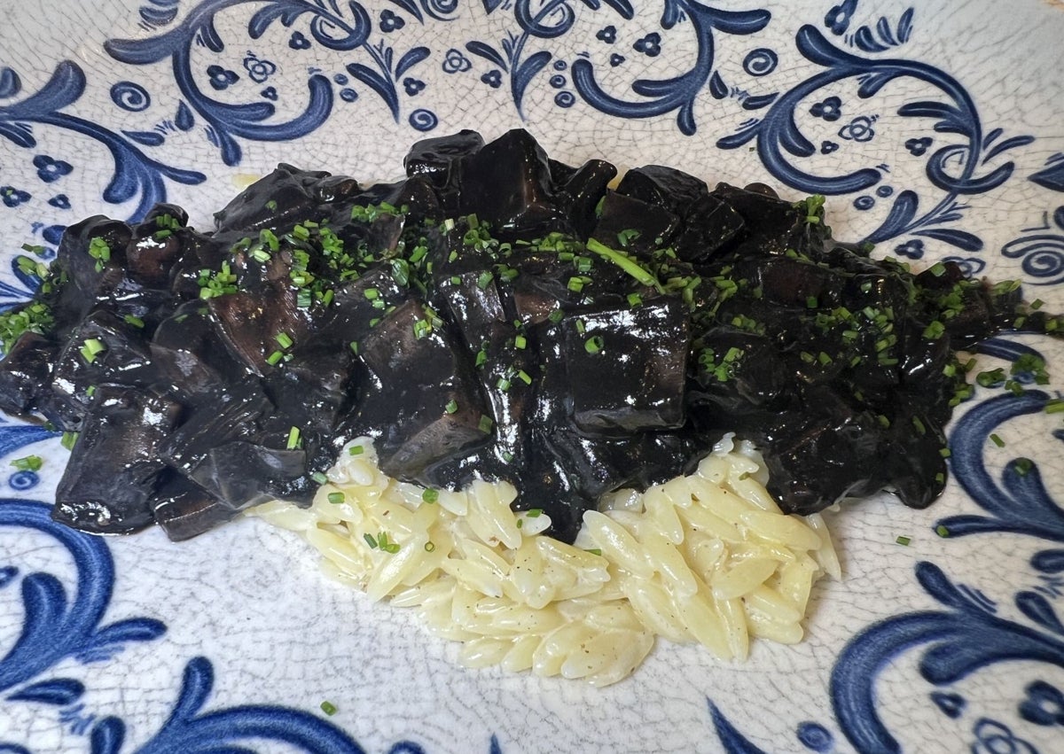 Imagen secundaria 1 - Bocado caliente: marmitako; guiso de calamar con falso risotto y crêpe suzette tradicional y helado de pistacho. 