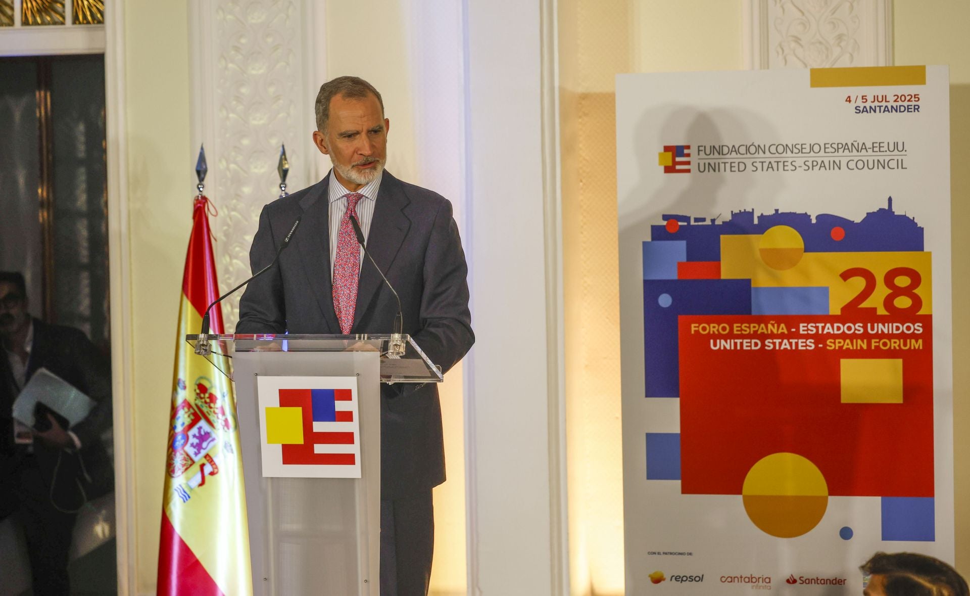 Su Majestad ha presidio este viernes la cena institucional que se ha celebrado en el Gran Casino Sardinero con motivo del XXVIII Foro España-Estados Unidos en el que participan líderes empresariales y políticos de ambos países, que durante dos días debaten sobre la eficiencia energética, las infraestructuras de transporte sostenible y el impacto de la inteligencia artificial. 