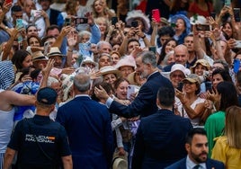 Algunos de los asistentes al Foro, a su llegada al Casino de El Sardinero.