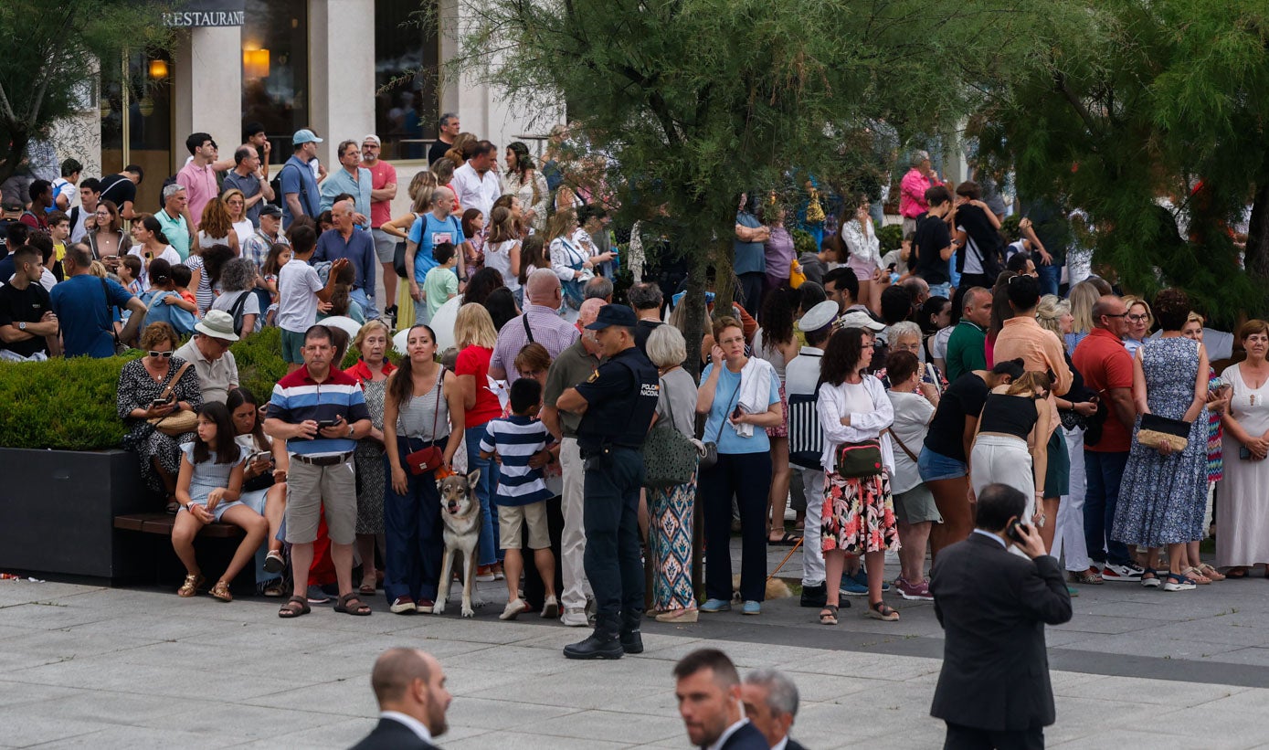 La Plaza de Italia se llenó de público a la espera de la llegada de Felipe VI.