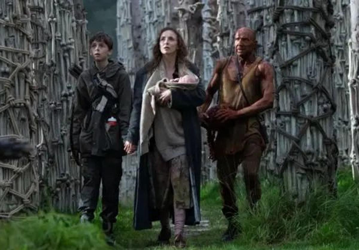 Alfie Williams, Jodie Comer y Ralph Fiennes.