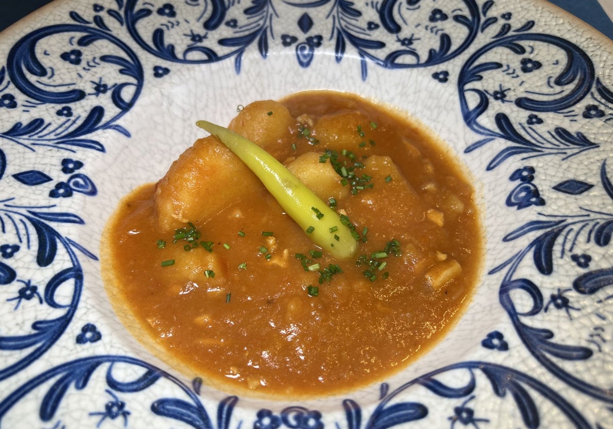 Imagen principal - Bocado caliente: marmitako; guiso de calamar con falso risotto y crêpe suzette tradicional y helado de pistacho. 