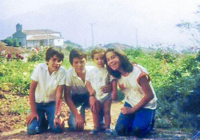 Nando, de chaval, junto a sus hermanos Sergio, Manuel y Raquel en el valle.