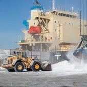 Maquinas cargando mercancía en el Puerto de Santander.