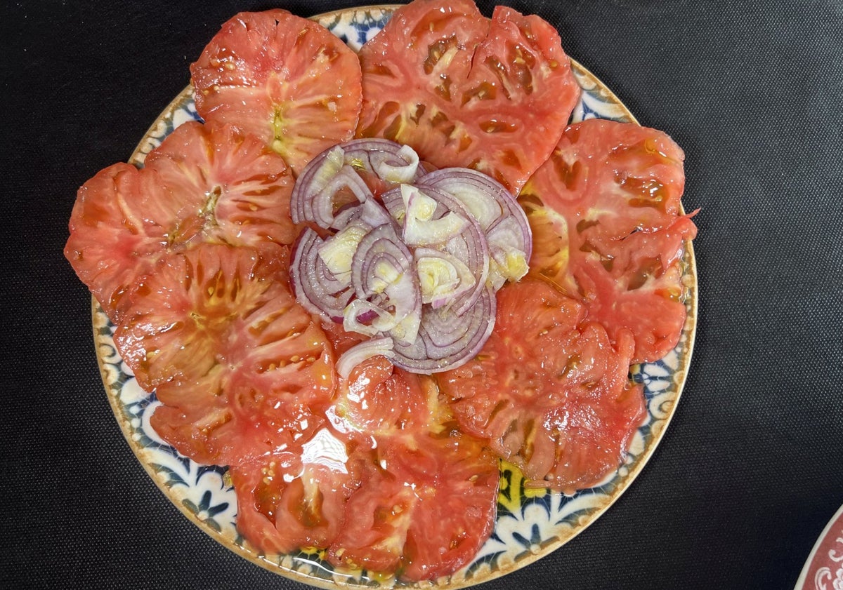 Imagen principal - Tomate aliñado, espectacular en presencia y sabor; rueda de bonito a la plancha y tarta de queso horneada con confitura de arándanos.