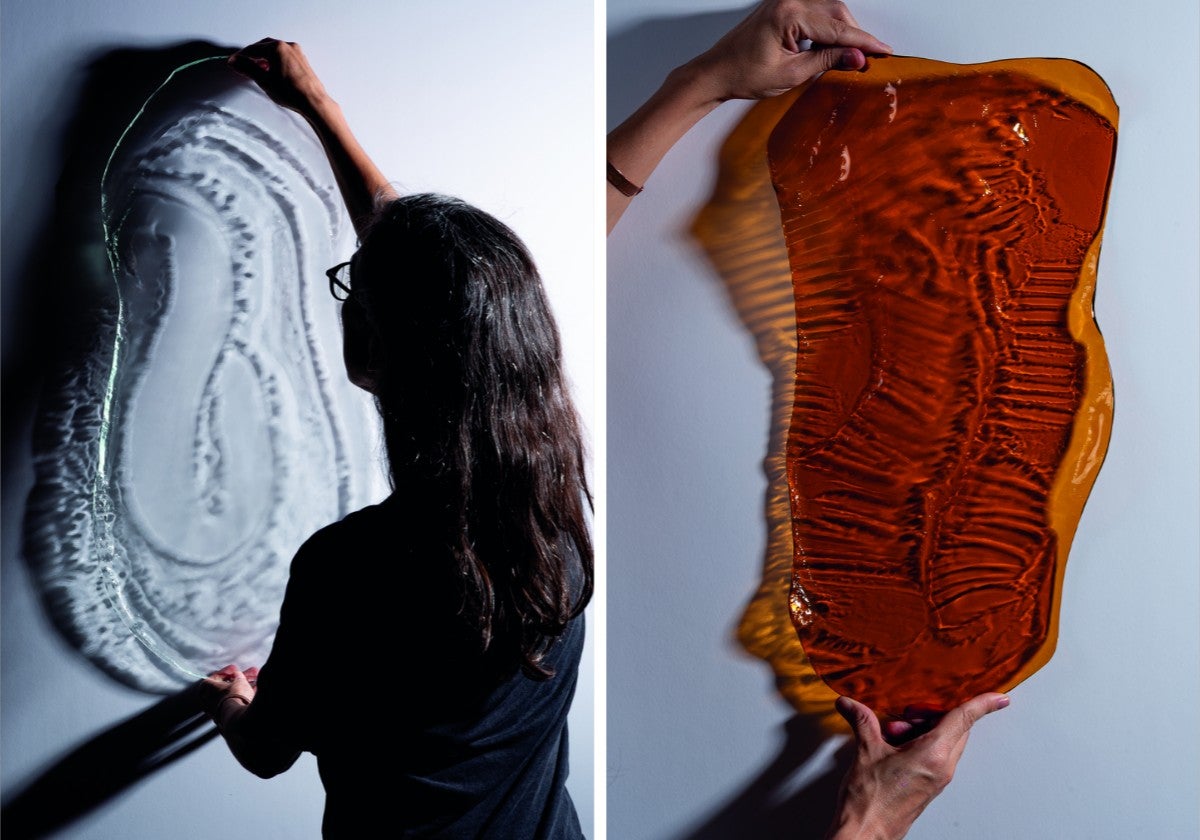 La muestra de Vicky Uslé propone un viaje hacia el origen, evocando memorias ancestrales y fuerzas naturales.