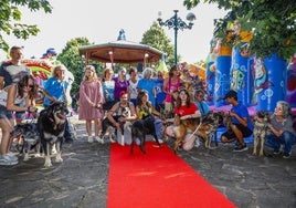 Familias, integrantes de Ayrecan y perros posan durante la jornada solidaria, ayer, en Torrelavega.