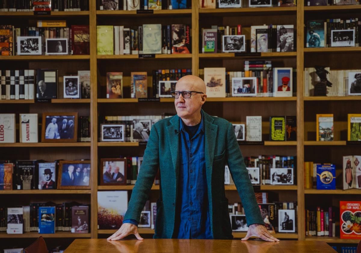 Juan Uslé posa en una de las bibliotecas de la Torre de Don Borja donde se expondrá su creación más íntima.