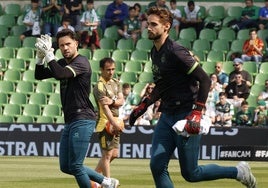 Miquel Parera y Jokin Ezkieta, durante el calentamiento de un partido de la pasada temporada en El Sardinero.